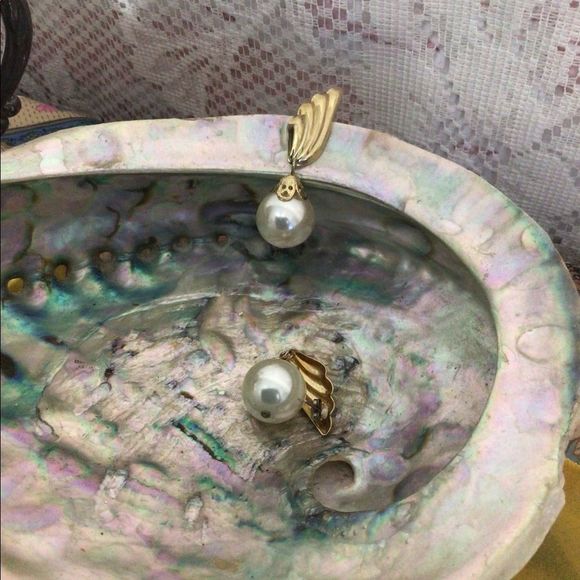 Vintage Dangle Stud Earrings Pearls & Gold Winged Accent BEAUTIFUL! - Picture 13 of 13